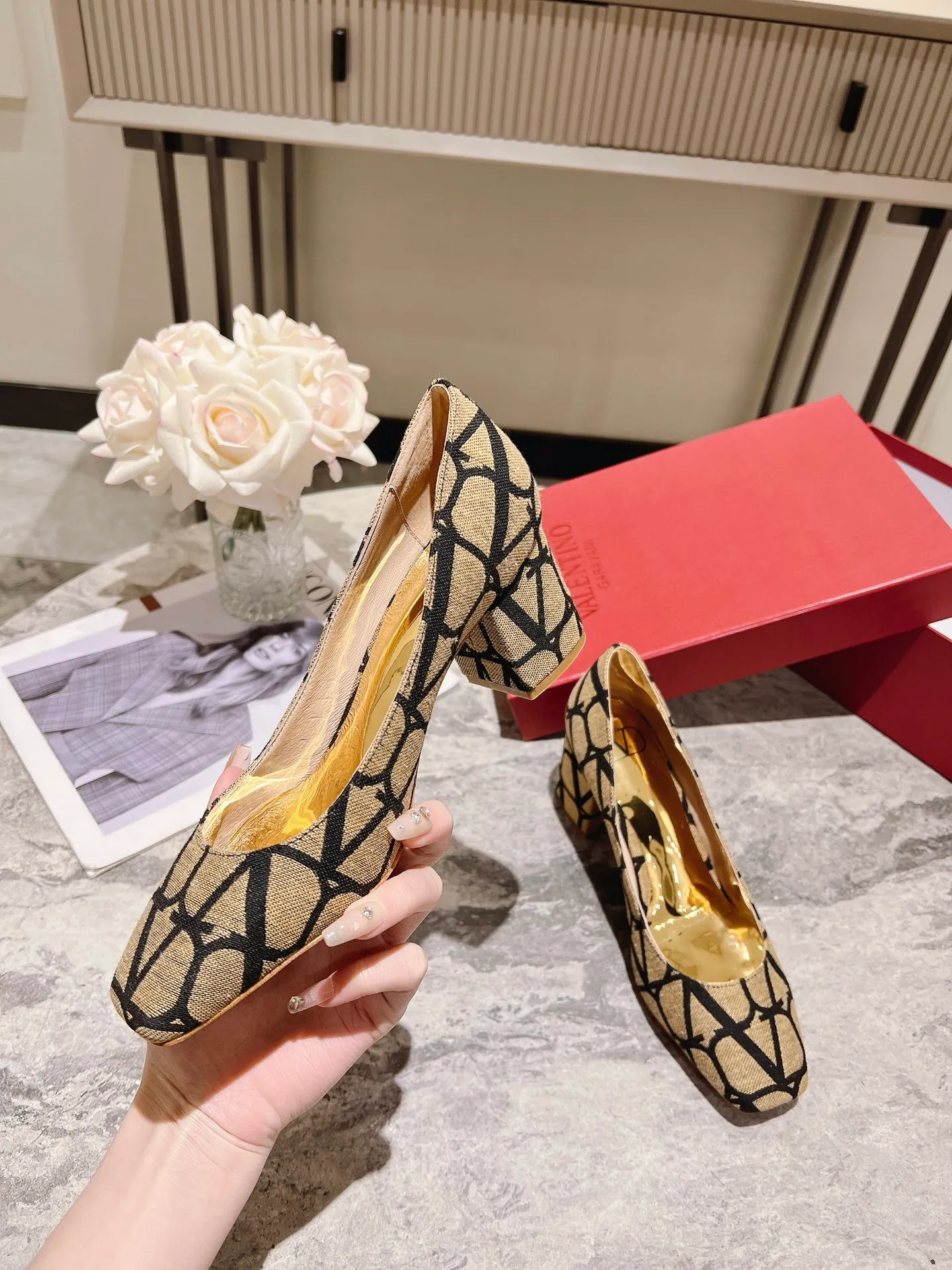 👟👟Ex-factory price 440👟👟 Genuine leather sole +40 Top version 𝑉𝐴𝐿𝐸𝑁𝑇𝐼𝑁𝑂 Valentino new spring and summer women's 5⃣️ color spring shoes. The unique [V logo fabric print pattern] brings out a full sense of high-end, and the new season will live up to expectations! Worth buying★Absolutely high-grade❥Original method, Absolutely sensual❥Elegant style, creating a different feeling, simple and elegant style!  Code number: 35-41 (34-42 customized) Fabric: Fabric printed cloth Lining: Sheepskin lining Heel height: 6cm～8.5cm2⃣️ options Leather outsole Rubber outsole